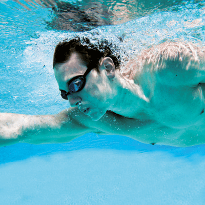 sportif pratiquant la natation grâce au système de nage à contre-courant
